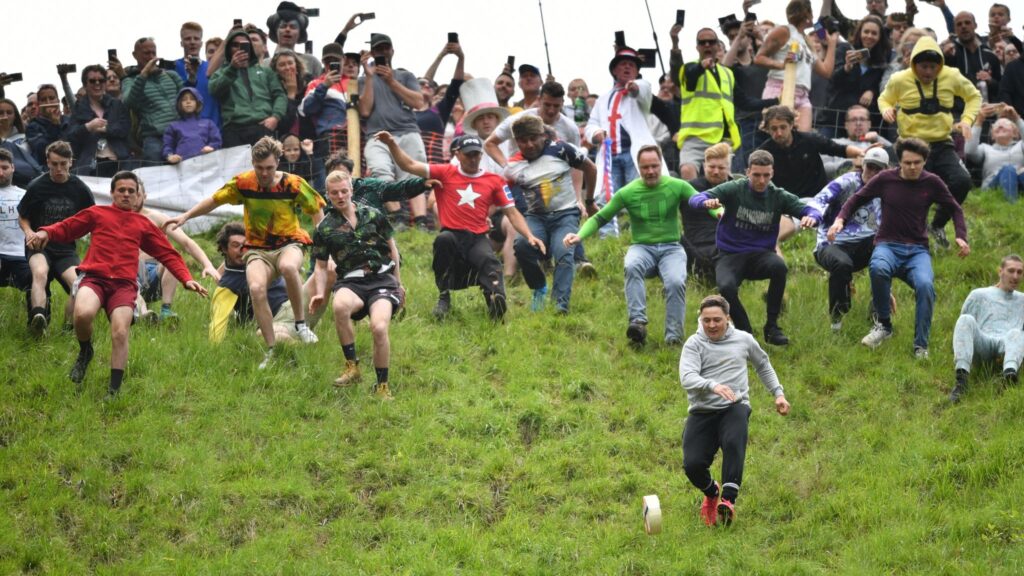 cheese,rolling,competition,hill,cheese,run,championships,event,extraordinary,weird,wonderful